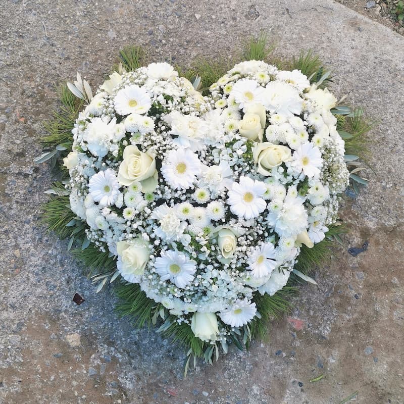 Coeur de fleurs deuil, dans les tons blancs et verts