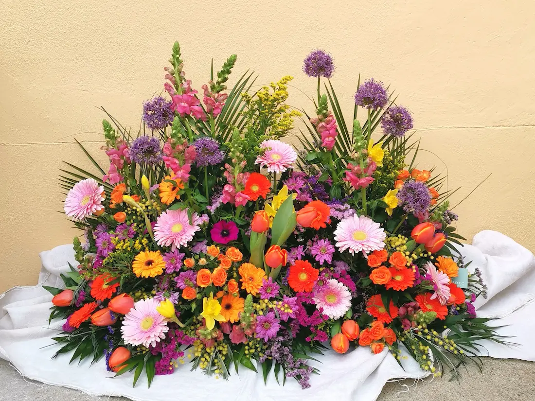 Fleurs deuil, devant de tombe multicolore