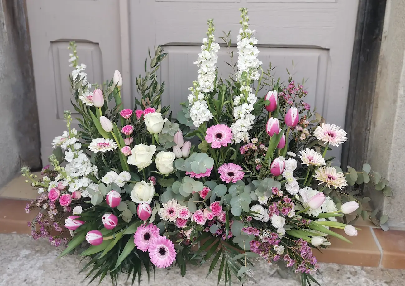 Devant de tombe, fleurs dans les tons roses, blanc et verts