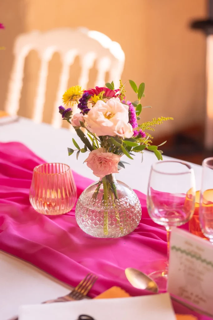 Soliflore en verre avec petit bouquet de fleurs colorées