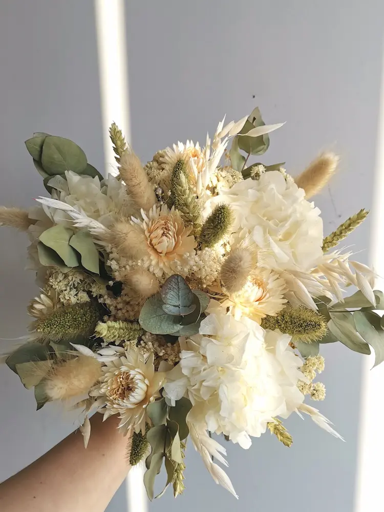 Bouquet de mariée en fleurs séchées dans les tons blanc et vert