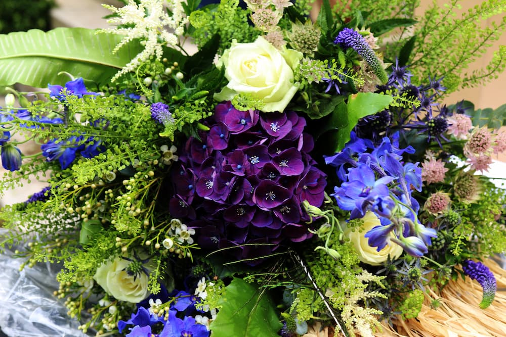 Bouquet, mélange d'hortensia, delphinium et rose