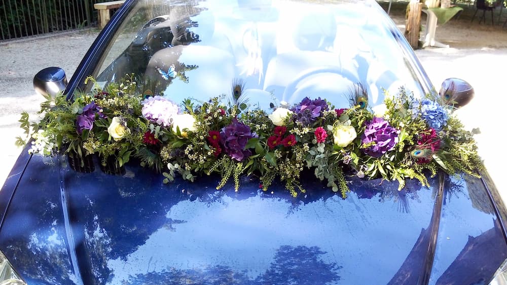 Décors fleuri de voiture, mélange d'hortensia, rose et feuillage