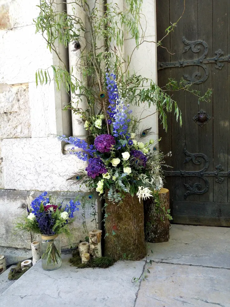 Décoration florale d'entrée d'église