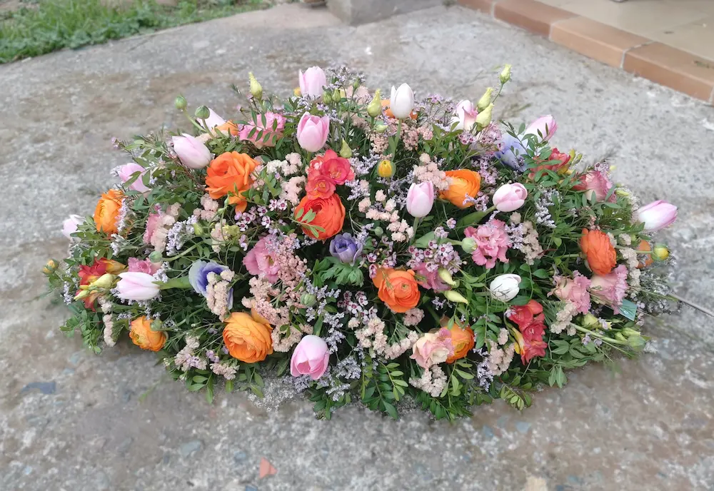 Raquette de fleurs champêtre et de saison