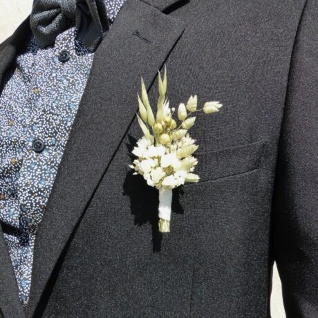 Boutonnière blanc et créme portée