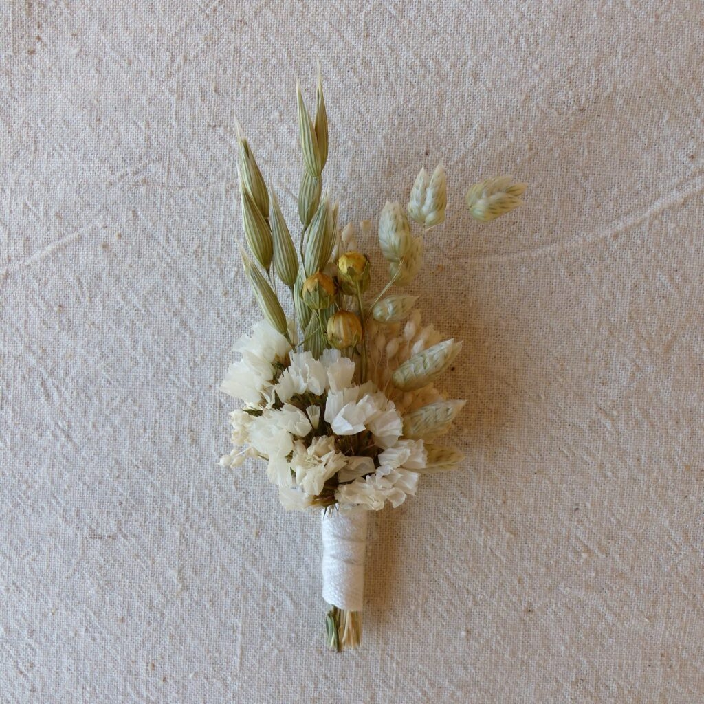 Boutonnière dans les tons blanc, crème et naturel