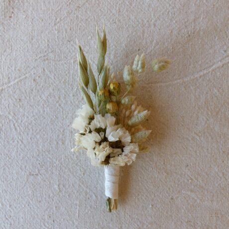 Boutonnière blanche et crème