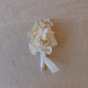 Boutonnière blanche, hortensia blanc