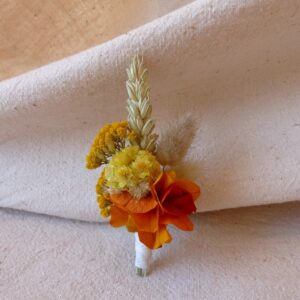 Boutonnière de la gamme Jeanne tons orange et jaune