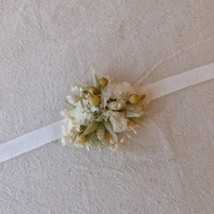 Bracelet en fleurs séchées dans les tons blanc et naturel, base ruban blanc