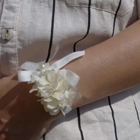 Bracelet fleuri blanc porté hortensia