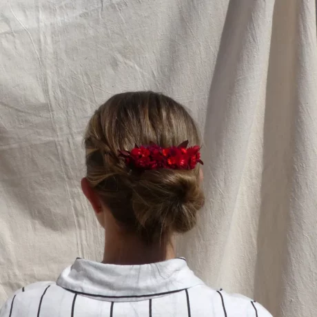 Peigne rouge sur chignon