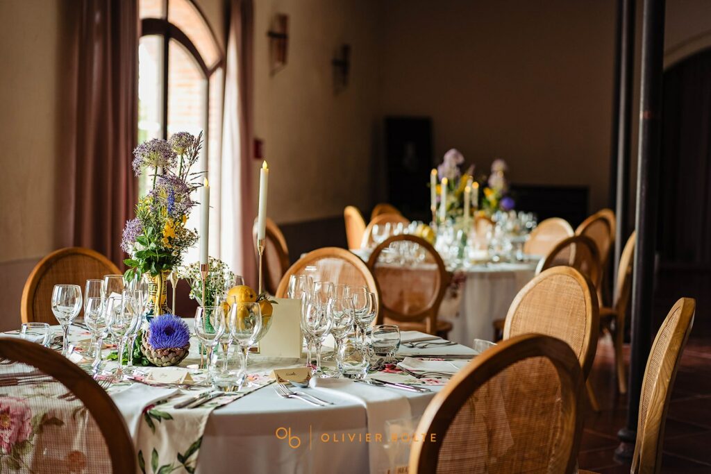 Table ronde de mariage décorée sur le thème dolce vita