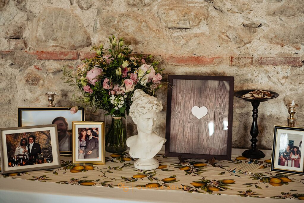 Bouquet de fleurs pour table d'urne, mélange de pivoine et fleurette de saison