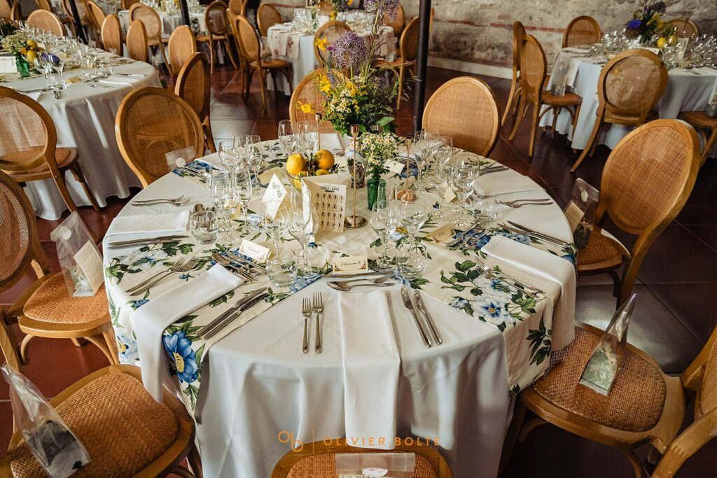 Table de mariage décorée sur le table de la dolce vita