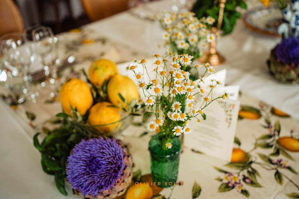 Soliflore de fleurs de camomille et fleur d'artichaut