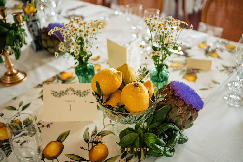 Décoration de table, coupe de citron et feuille d'olivier